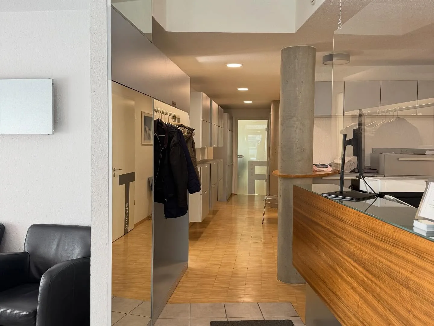 Empfang und Garderobe Praxis Kuhberg